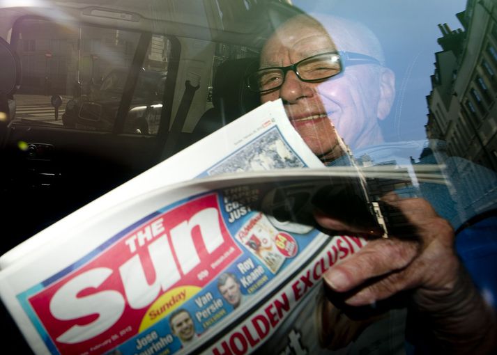 Rupert Murdoch að lesa eintak af The Sun.