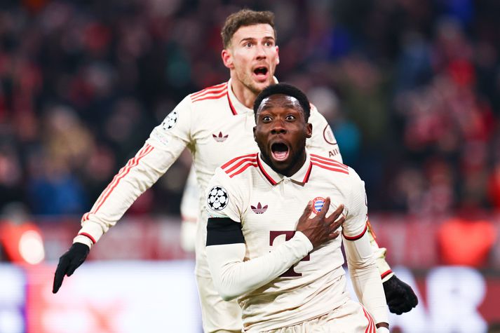 Alphonso Davies fagnar markinu sem kom Bayern áfram.