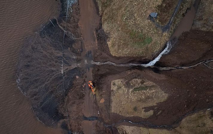 Veginum um Eyrarhlið var nokkrum sinnum lokað vegna skriðuhættu í vikunni.