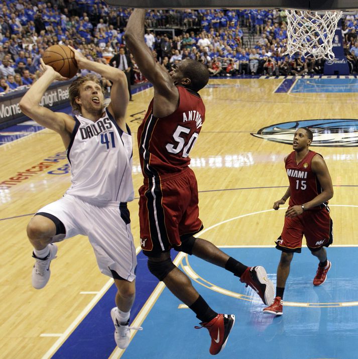 Dirk Nowitzki skorar hér gegn Joel Anthony í leiknum í gær.