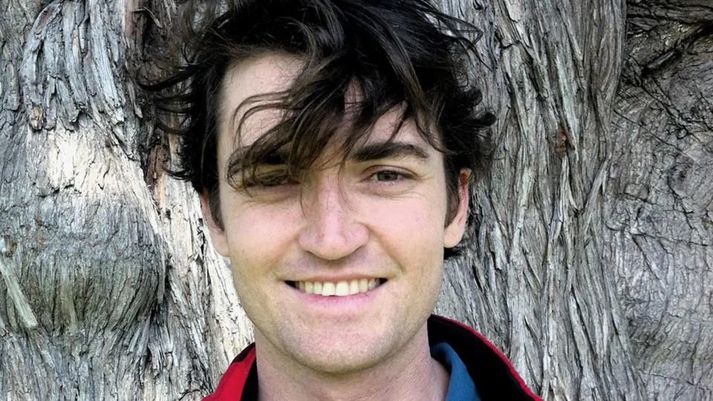 Ross Ulbricht hefur verið náðaður. Ákæruvaldið gegn honum fullyrti á sínum tíma að eiturlyf hefðu verið seld fyrir upphæð sem samsvarar þrjátíu milljörðum íslenskra króna á meðan vefurinn Silkivegurinn var í loftinu.