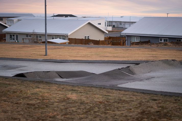 Miklar skemmdir urðu á húsum, vegum og öðrum innviðum í Grindavík.