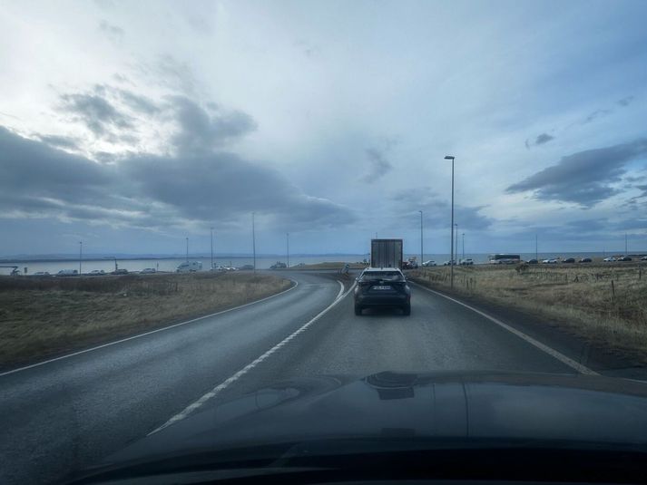 Ökuennn þurftu að bíða meðan rútunni var komið af svæðinu. Þessi mynd er tekin við norðurenda gangnanna.