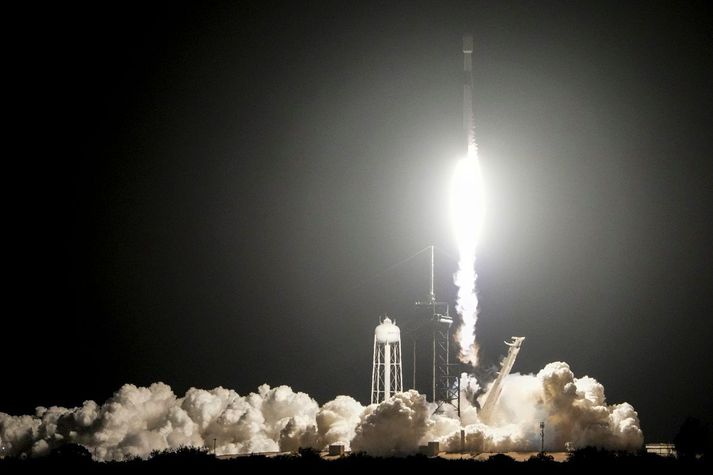 Falcon 9 eldflaug SpaceX skotið á loft með tvö tunglför innanborðs.