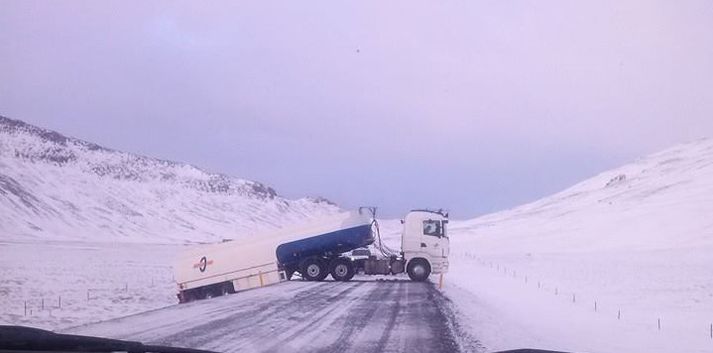 Talsverð hálka er á svæðinu og eins og sjá má þá má teljast mildi að ekki fór verr.