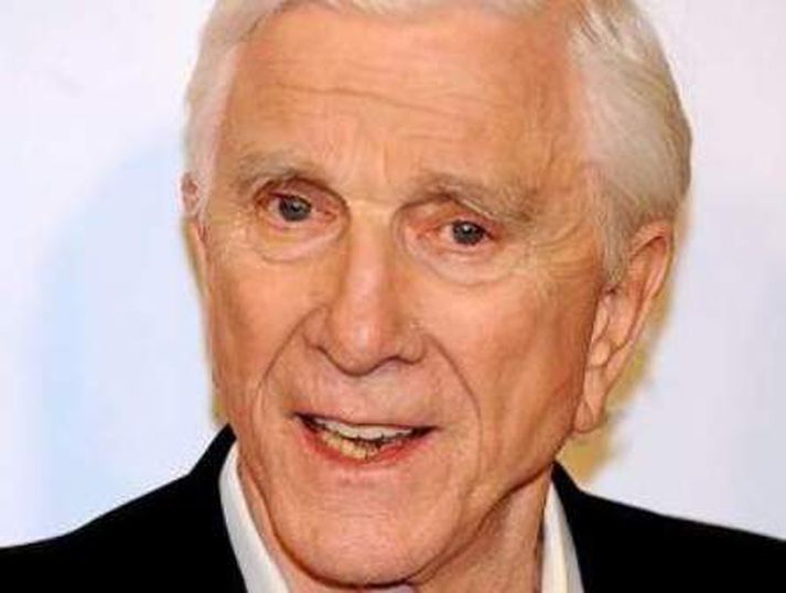 Snillingur? Leslie Nielsen fengi seint Óskarinn fyrir leik sinn sem Frank Drebin í Naked Gun-myndunum en honum tókst að fá fólk til að hlæja að lélegum bröndurum.
Nordic Photo/Getty Images