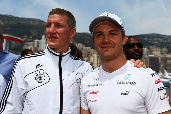 Rosberg ásamt Bastian Schweinsteiger en þýska knattspyrnulandsliðið fylgdist með í Mónakó.