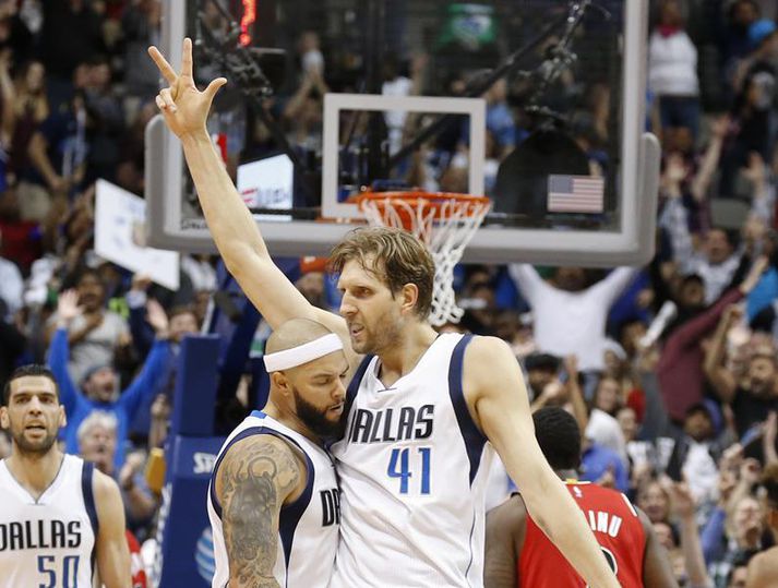 Nowitzki og Williams fagna í nótt.