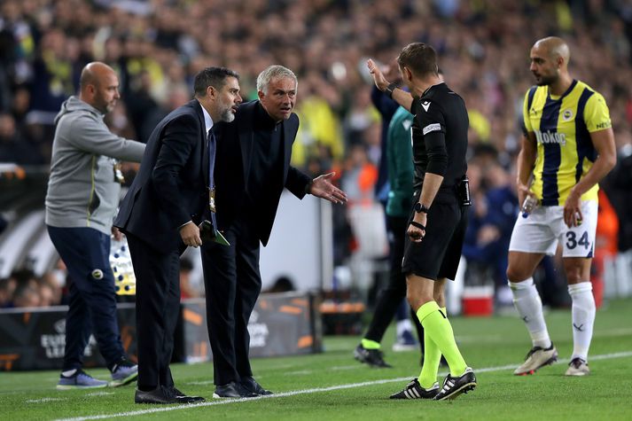 Clement Turpin dómari hefur hér gefið Jose Mourinho rautt spjald en Portúgalinn þykist ekkert skilja.