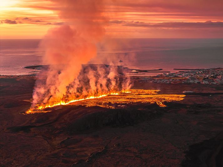 Því var haldið fram að hluti ágóðans myndi renna til þeirra sem hafa lent illa í því í Grindavíkureldunum.