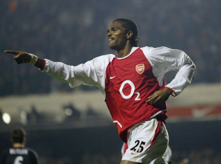 Kanu fagnar í leik með Arsenal.