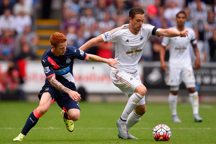 Gylfi í baráttunni við Jack Colback í leik Swansea og Newcastle.