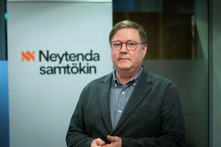 Breki Karlsson formaður Neytendasamtakanna er afar ósáttur við að vextir á verðtryggðum lánum hafi hækkað í kjölfar stýrivaxtalækkunar Seðlabankans.