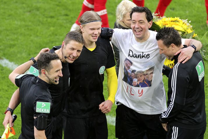 Erling Haaland með Manuel Grafe dómara og hinum í dómaraliðinu hans eftir leik Dortmund um helgina.