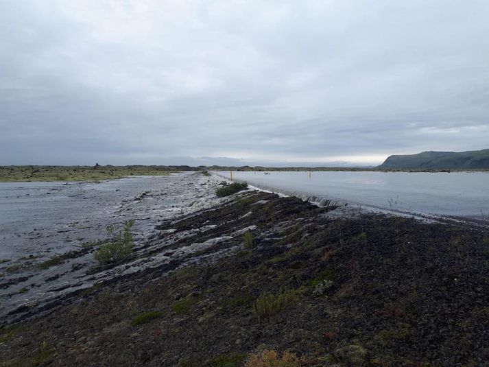 Töluvert vatn flæðir yfir Suðurlandsveg rétt vestan við Kirkjubæjarklaustur.