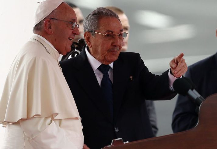 Frans páfi og Raul Castro, forseti Kúbu.