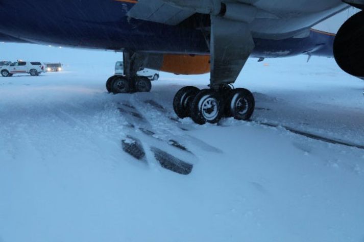 För eftir hliðarskrið flugvélarinnar á Keflavíkurflugvelli að morgni 10. mars 2018. Myndin er úr skýrslu RNSA.