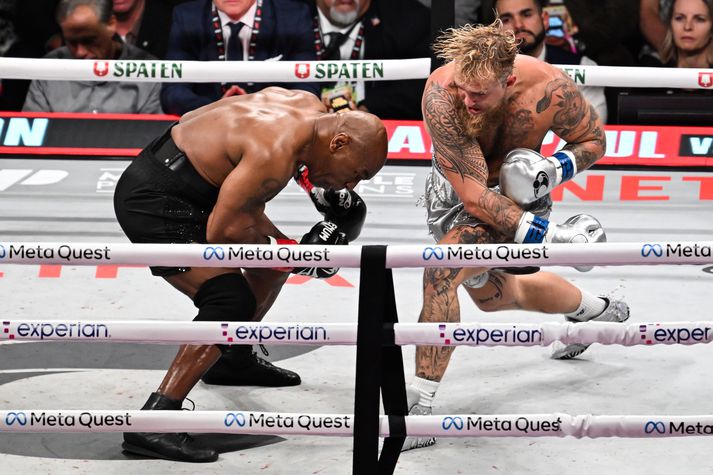 Jake Paul nær hér að gefa Mike Tyson vænt högg í bardaga þeirra um síðustu helgi.