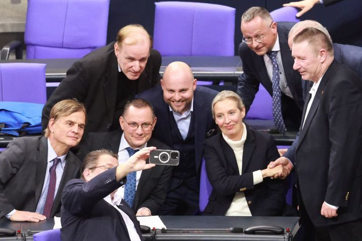 Þingmenn AfD voru kampakátir eftir að ályktunin sem þeir studdu var samþykkt naumlega í gær, þar á meðal Alice Weidel, varaformaður flokksins (eina konan á myndinni).