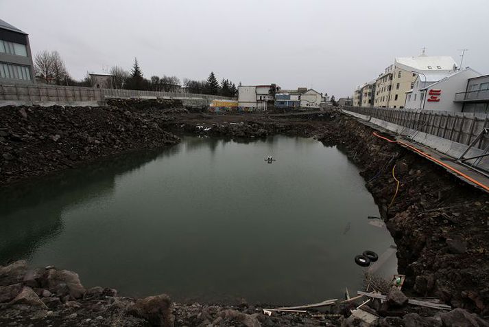 Byggingareitur við Þverholt 15 Eins og sjá má safnast mikið vatn í grunninn. Börn sækja inn fyrir girðinguna og er óttast að slys geti orðið, þar sem vatnið verður mjög djúpt.fréttablaðið/valli