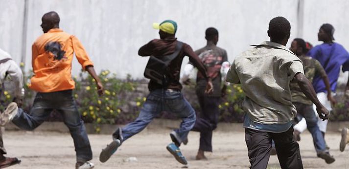 Flýja lögregluna Stuðningsmenn Bembas hlaupa undan lögreglunni en piltarnir höfðu verið að grýta steinum í bíla sem óku framhjá í Kinshasa, höfuðborg Kongó.