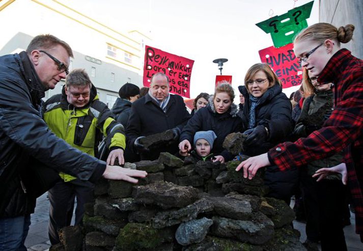 Foreldrar, kennarar og leikskólakennarar fjölmenntu á fundinn og lögðu vörðu fyrir framan ráðhúsið borgarstjóra til eignar. 