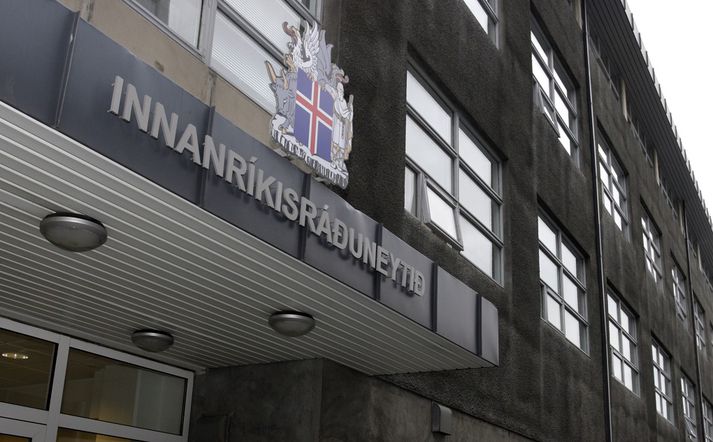 Innanríkisráðuneytið verður dómsmálaráðuneyti annars vegar og samgöngu og sveitarstjórnarráðuneyti hins vegar.