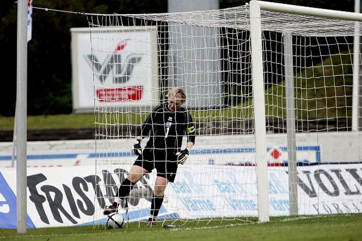 gangan langa Þóra B. Helgadóttir mátti gera sér að góðu að sækja boltann í markið fjórum sinnum í gær sem var allt of mikið.
