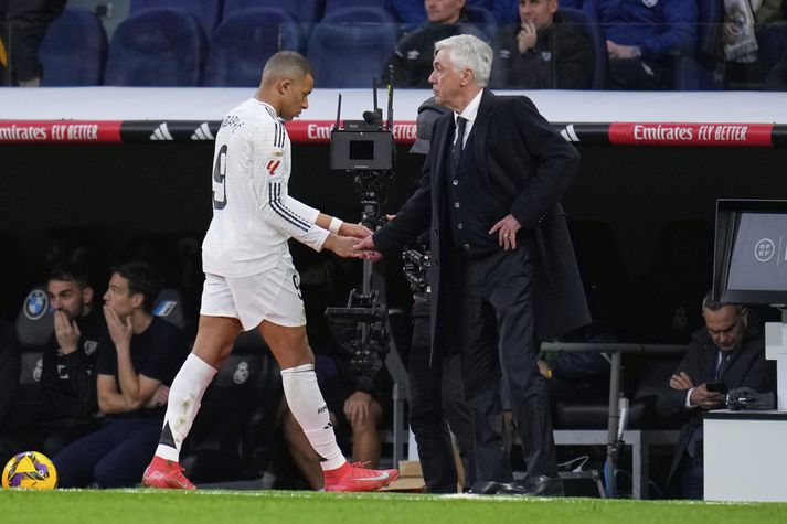 Kylian Mbappé gengur niðurlútur af velli framhjá þjálfara sinum Carlo Ancelotti. Kröfurnar eru miklar á Mbappé og menn eru fljótir að gagnrýna hann ef hann skorar ekki í hverjum leik.