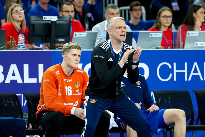 Snorri Steinn á hliðarlínunni í leik Íslands gegn Króatíu í Zagreb í milliriðlum HM í handbolta