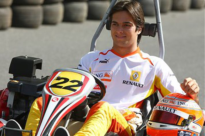 Nelson Piquet er bílllaus eftir að Renault sendi honum uppsagnarbréf. Hann hóf keppni í kappakstri á kartbílum og verður trúlega að halda sér í æfingum á slíkum bíl á næstunni.