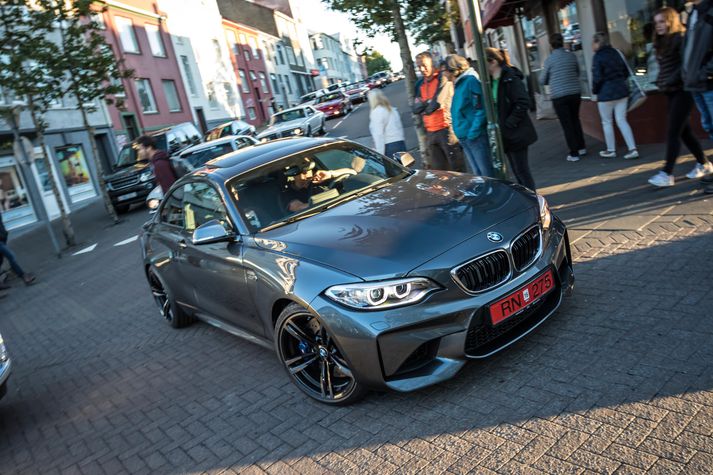 BMW M2 og á eftir fylgja fornbílar.