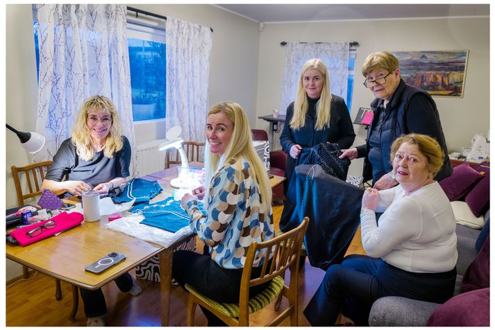 Þórhildur Ólöf Helgadóttir, forstjóri Íslandspóst, situr og saumar þjóðbúninginn með systrum sínum öll mánudagskvöld, undir handleiðslu móður þeirra, Þuríði Erlu Kolbeins og frænku, Hrefnu Kristbergsdóttur kjólameistara. Systurnar fv: Guðríður (Gurrý), Þórhildur og Þórey Inga Helgudætur, Þuríður (í hvítu) og Hrefna.