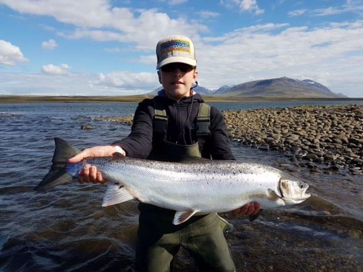 Andri með fyrsta laxinn úr Vatnsdalsá í sumar.