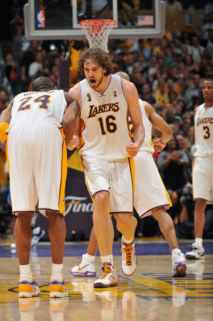 Kobe Bryant og Pau Gasol fagna í Staples Center í nótt.