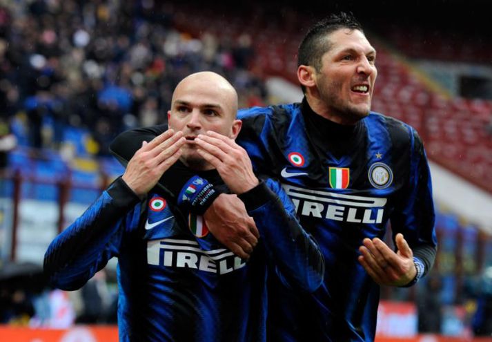 Esteban Cambiasso og Marco Materazzi fagna marki þess fyrrnefnda í dag.