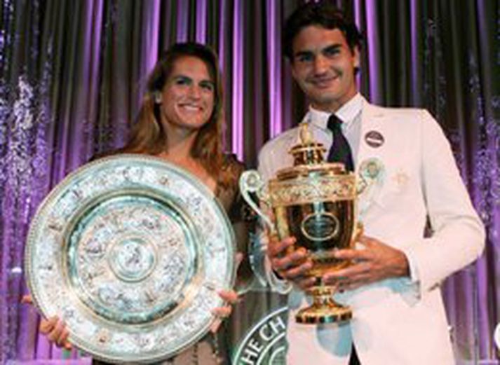 Mauresmo og Federer halda hér á verðlaunagripum sínum