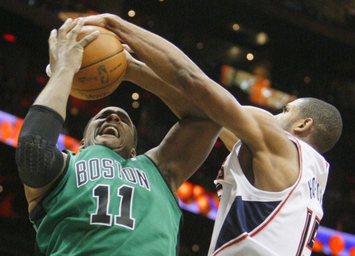 Glen Davis og Al Horford í baráttunni í nótt.