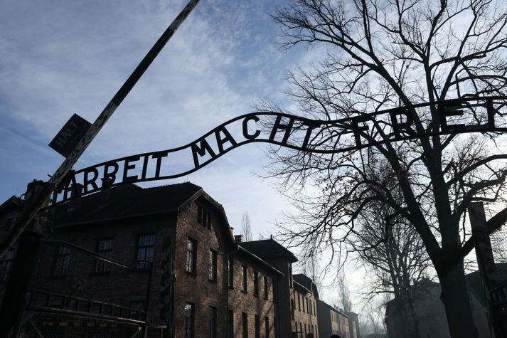 „Vinnan frelsar“ er letrað á hlið útrýmingarbúðanna alræmdu í Auschwitz. Fyrrverandi utanríkisráðherra sakaði forsætisráðherra um að skrópa í vinunni með því að mæta ekki á minningarathöfn þar í vikunni.