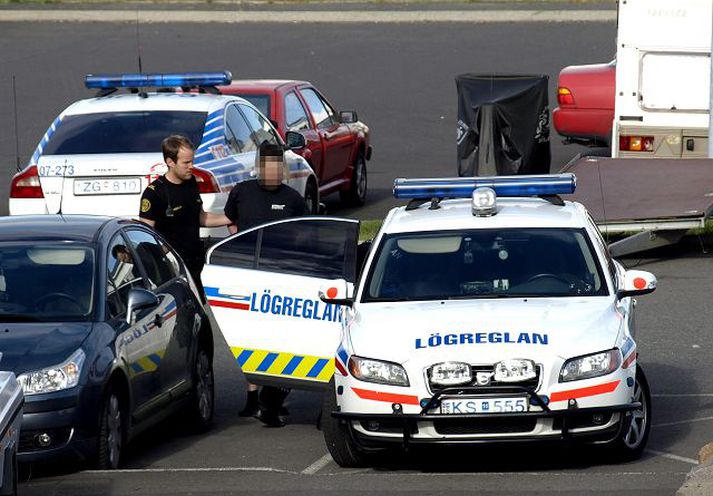 mennirnir teknir Mennirnir voru handteknir í gærmorgun í íbúð í Árbæjarhverfinu. Hópur lögreglumanna á mörgum bílum gekk hratt til verks og gengu handtökurnar fljótt og vel fyrir sig. Hér er einn hinna grunuðu leiddur út í lögreglubíl.