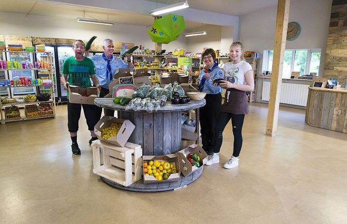 Í markaðstjaldinu verður grænmeti frá Sólheimum til sölu. Reynir Pétur Steinunnarson göngugarpur, Valgeir F. Backman og Guðrún Rósalind Jóhannsdóttir skátar aðstoða Hörpu Rós Jónsdóttur við að bera lífræna íþróttanammið úr búðinni út í tjald.