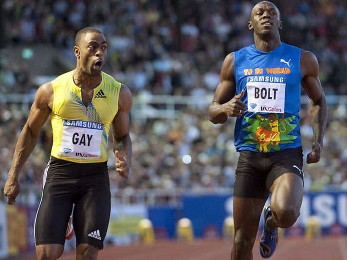 Tyson Gay sést hér koma í mark á undan Usain Bolt.