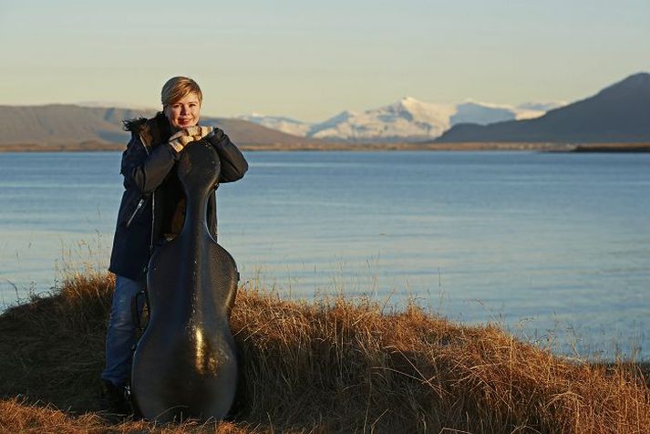 Kristín Lárusdóttir, Selló-Stína, er á ferð um landið og kemur fram á Akureyri í kvöld.