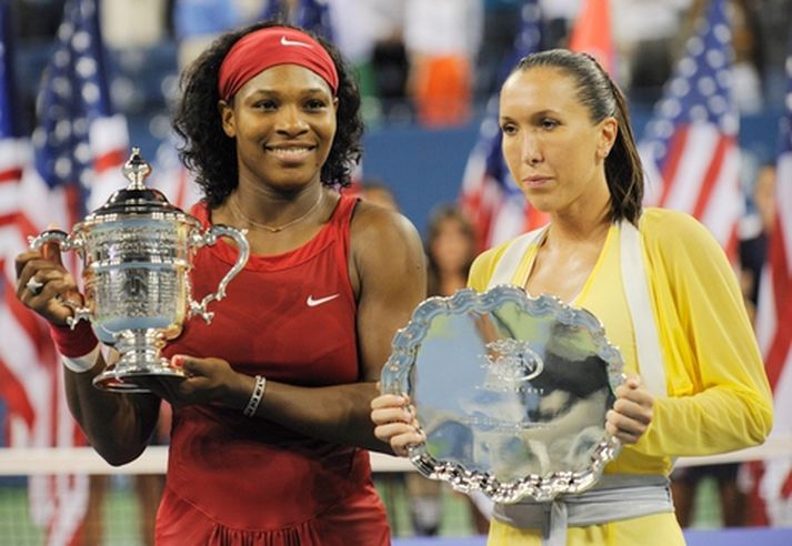 Serena Williams með sigurlaun sín og Jelena Jankovic með silfurverðlaun sín.