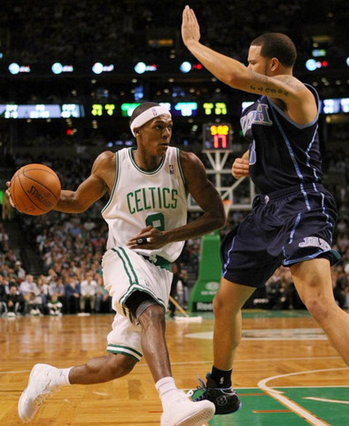 Rajon Rondo sækir að Deron Williams í nótt.