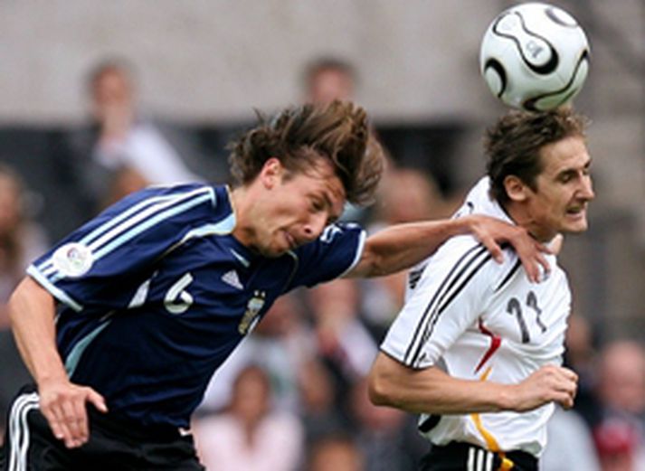 Gabriel Heinze og Miroslav Klose berjast hér um boltann