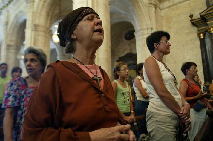 Beðið fyrir forsetanum Íbúar á Kúbu báðu fyrir bata Fidels Castro við sérstaka messu sem haldin var í Havana á sunnudag forsetanum til heiðurs.