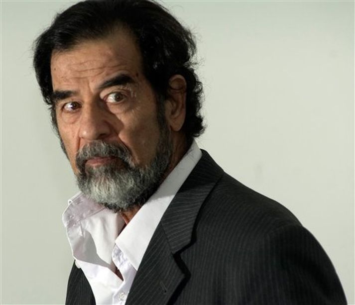 Saddam Hússein var dæmdur til dauða með hengingu nú í morgun.