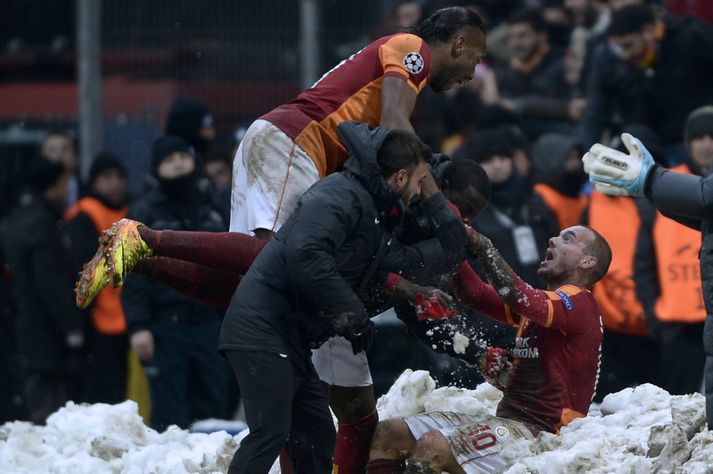 Wesley Sneijder og Didier Drogba fagna markinu.