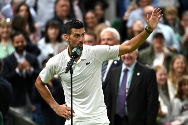 Novak Djokovic lét áhorfendur á Wimbledon mótinu heyra það, ekki sáttur með köll þeirra á meðan leiknum við Holger Rune stóð.